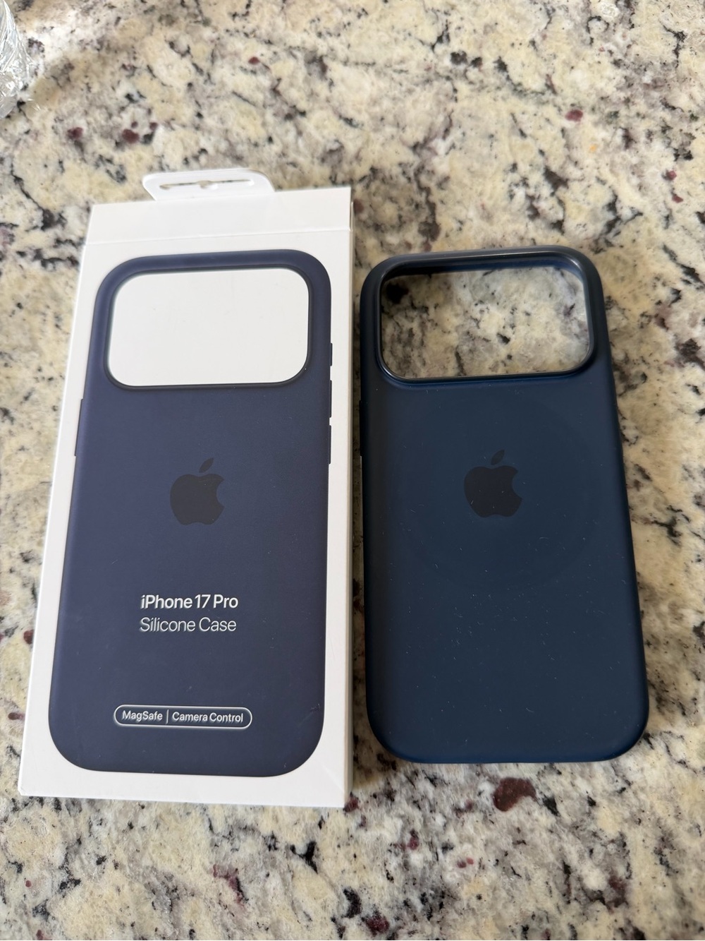 Apple midnight silicone case iPhone 17 pro